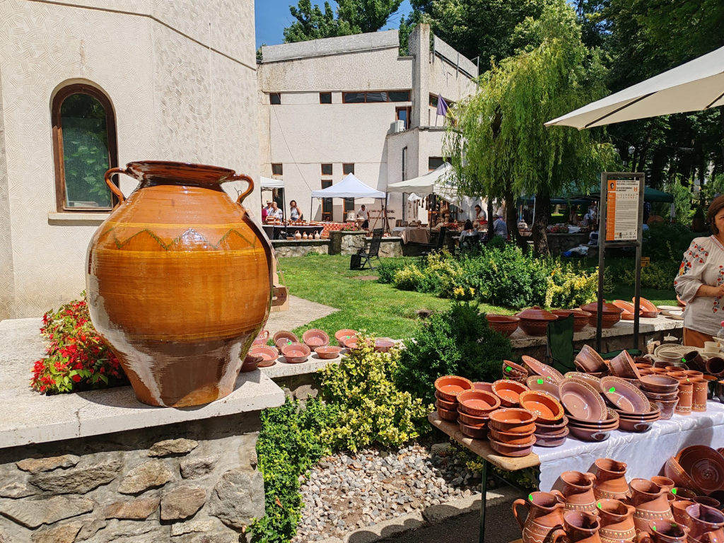 FOTO -- Tradiții vii în inima Iașului. Meșteri olari din România, Republica Moldova și Ucraina, reuniți la Târgul de Ceramică Tradițională