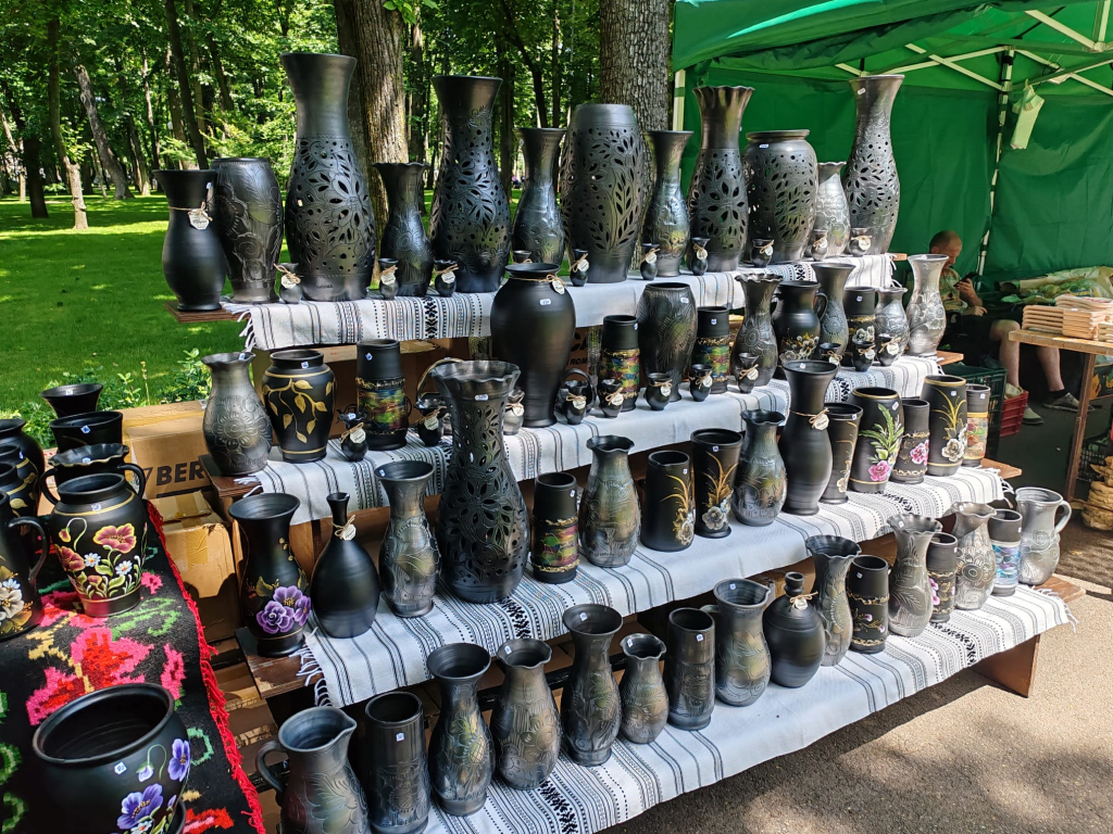 FOTO -- Tradiții vii în inima Iașului. Meșteri olari din România, Republica Moldova și Ucraina, reuniți la Târgul de Ceramică Tradițională