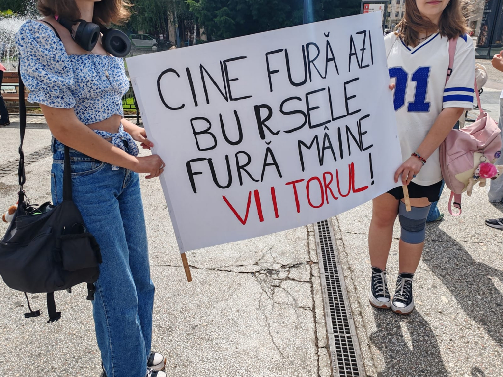  „Nu ne tăiați viitorul!”. Elevii din Iași au protestat în Piața Unirii
