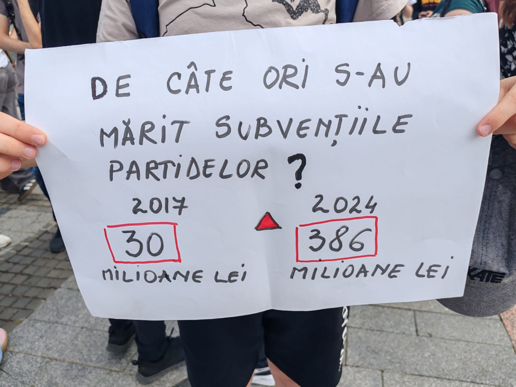  „Nu ne tăiați viitorul!”. Elevii din Iași au protestat în Piața Unirii