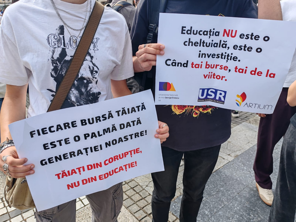  „Nu ne tăiați viitorul!”. Elevii din Iași au protestat în Piața Unirii