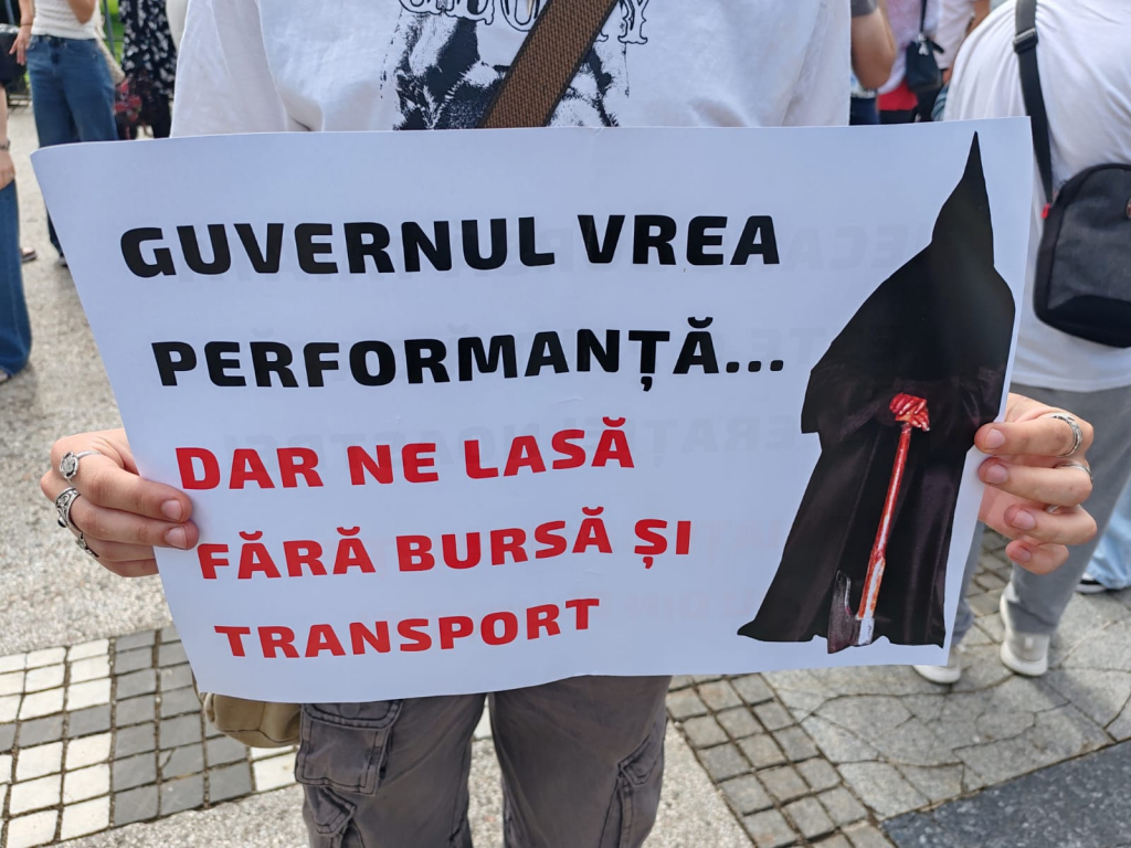  „Nu ne tăiați viitorul!”. Elevii din Iași au protestat în Piața Unirii