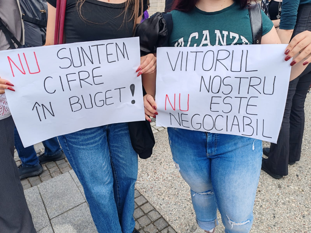  „Nu ne tăiați viitorul!”. Elevii din Iași au protestat în Piața Unirii
