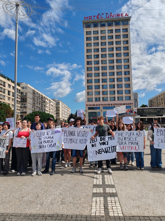  „Nu ne tăiați viitorul!”. Elevii din Iași au protestat în Piața Unirii