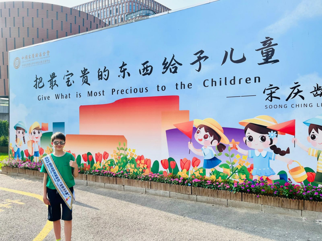 FOTO --  La doar 11 ani, ieșeanul Rareș Matei Grădinaru a cucerit China și a devenit ambasador cultural internațional