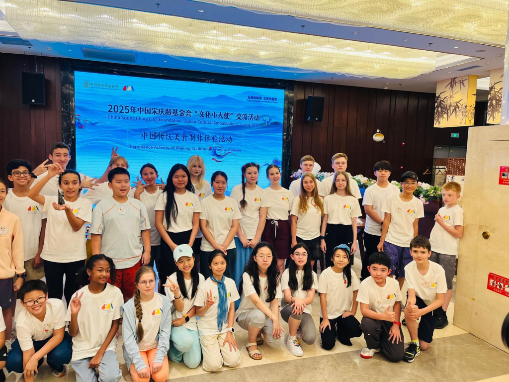 FOTO --  La doar 11 ani, ieșeanul Rareș Matei Grădinaru a cucerit China și a devenit ambasador cultural internațional