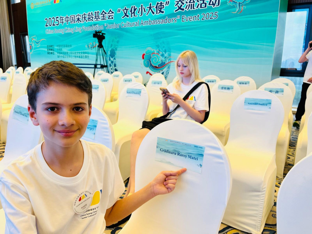 FOTO --  La doar 11 ani, ieșeanul Rareș Matei Grădinaru a cucerit China și a devenit ambasador cultural internațional