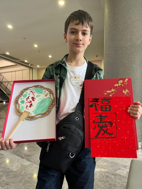 FOTO --  La doar 11 ani, ieșeanul Rareș Matei Grădinaru a cucerit China și a devenit ambasador cultural internațional
