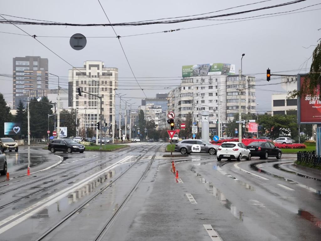 Viața la intersecția tramvaielor. Teatru urban în aer liber, în Podu Roș