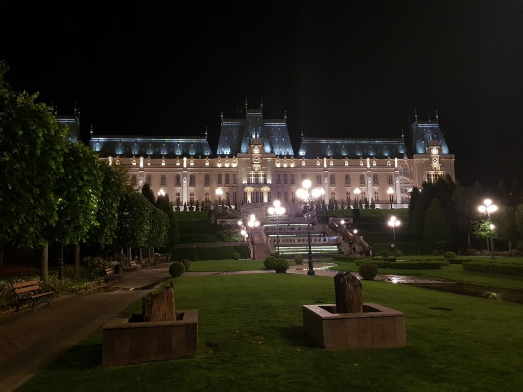 Iașul verii, de la liniștea rugăciunii la vibrația rave-urilor urbane