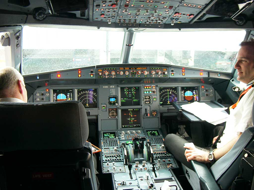 Se schimbă regulile în aviația mondială? Statul cere să se ridice vârsta de pensionare a piloților