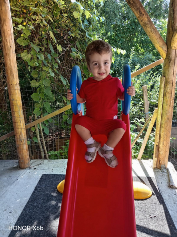Apel umanitar – Luca, un băiețel de 3 ani cu patru afecțiuni neurologice grave, are nevoie urgentă de ajutor