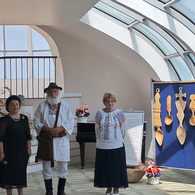 Lingura ca semn al vieții. O expoziție tulburătoare semnată de Florin Cramariuc, inaugurată la Palatul Braunstein