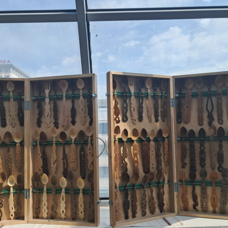 Lingura ca semn al vieții. O expoziție tulburătoare semnată de Florin Cramariuc, inaugurată la Palatul Braunstein
