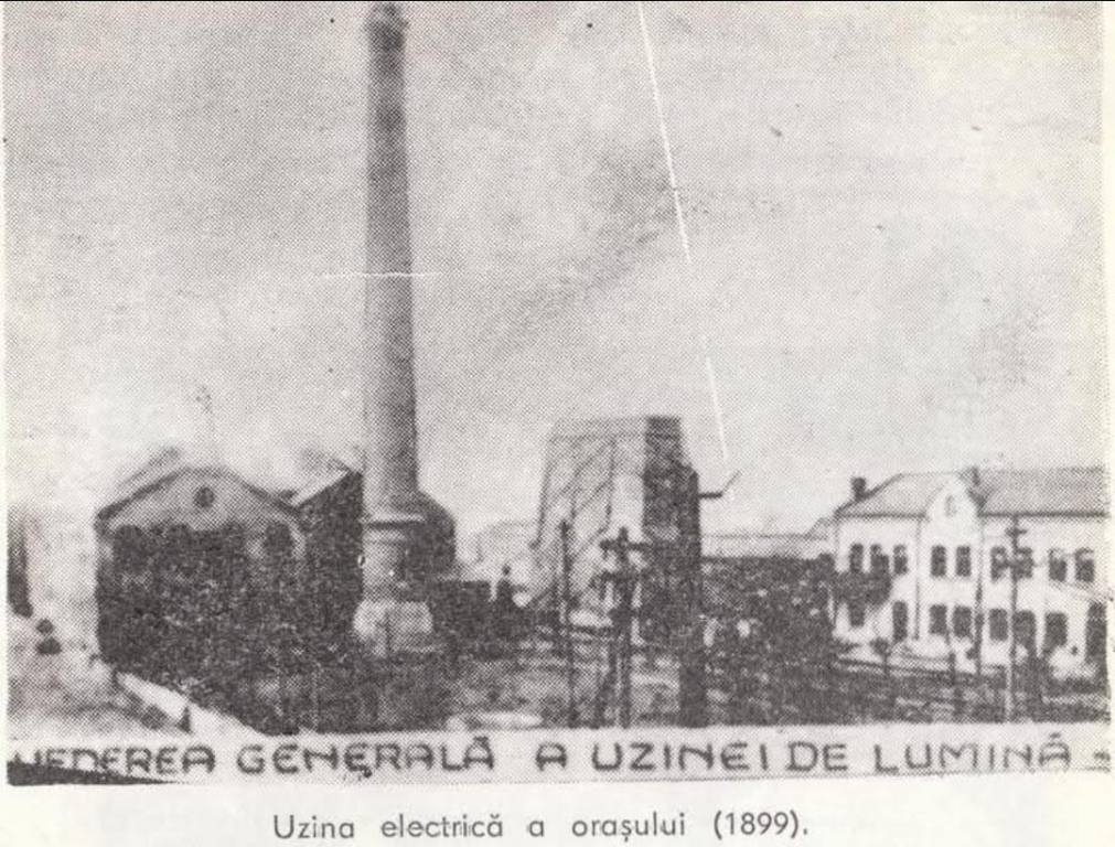 FOTO -- Iașul își onorează trecutul electric. Stâlpii istorici din fața Teatrului Național, propuși pentru restaurare prin fonduri europene