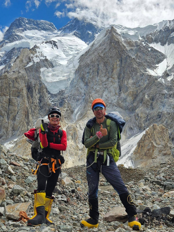 „Am urcat până aproape de cer și am coborât cu viață”. Expediția românească pe Broad Peak, oprită de vremea extremă din Karakorum