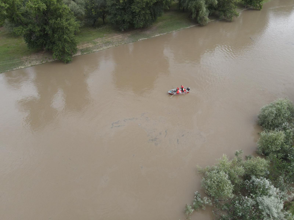 ULTIMA ORĂ! Pompierii caută o persoană  înecată
