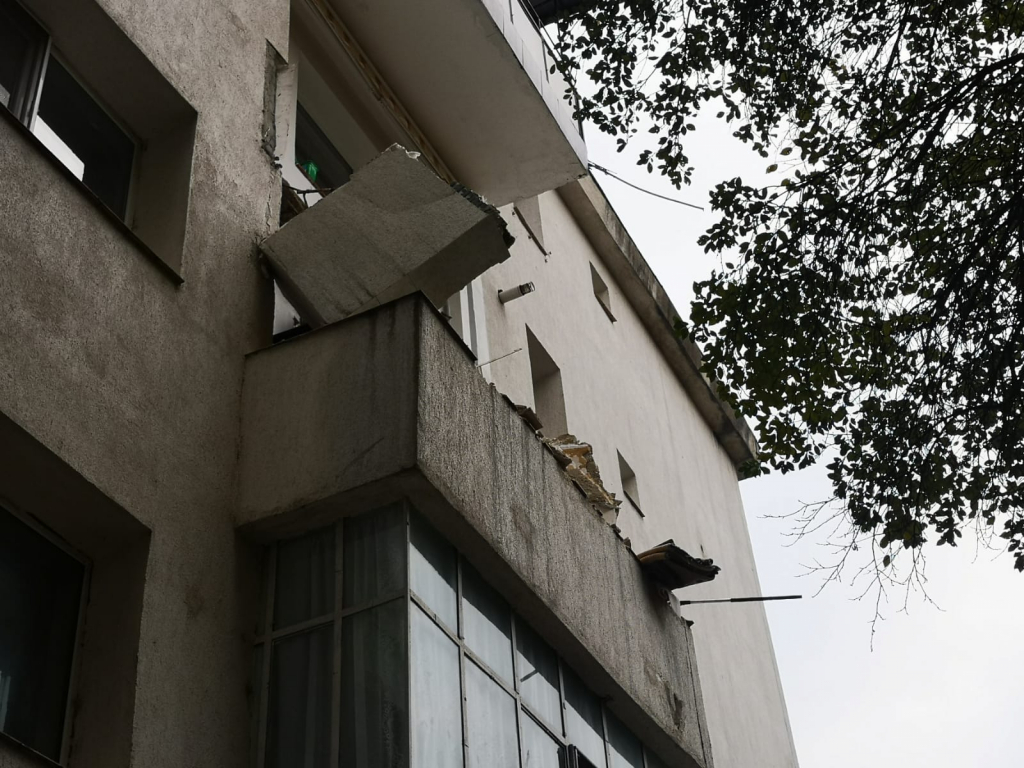 FOTO - Se întâmplă la Vaslui. Un balcon de la etajul 3 s-a prăbușit! Locatarii au fost îngroziți de zgomotul făcut în plină noapte