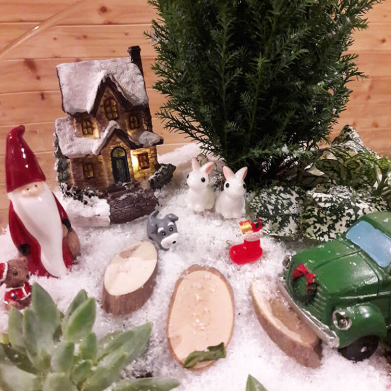 Crăciunul pe uliță – decorațiuni create de copiii de pe Valea Trotușului