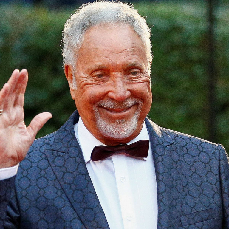 FOTO/VIDEO - Cântăreţul Tom Jones, vaccinat împotriva Covid-19