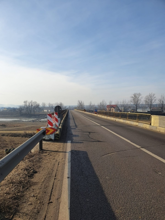 Traficul pietonal, închis pe partea dreaptă a podului de pe DN 2H, Milișăuți, județul Suceava