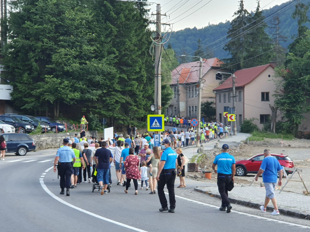 Sute de localnici din Tușnad au ieșit în stradă. Ei sunt disperați de urșii care îi atacă mereu