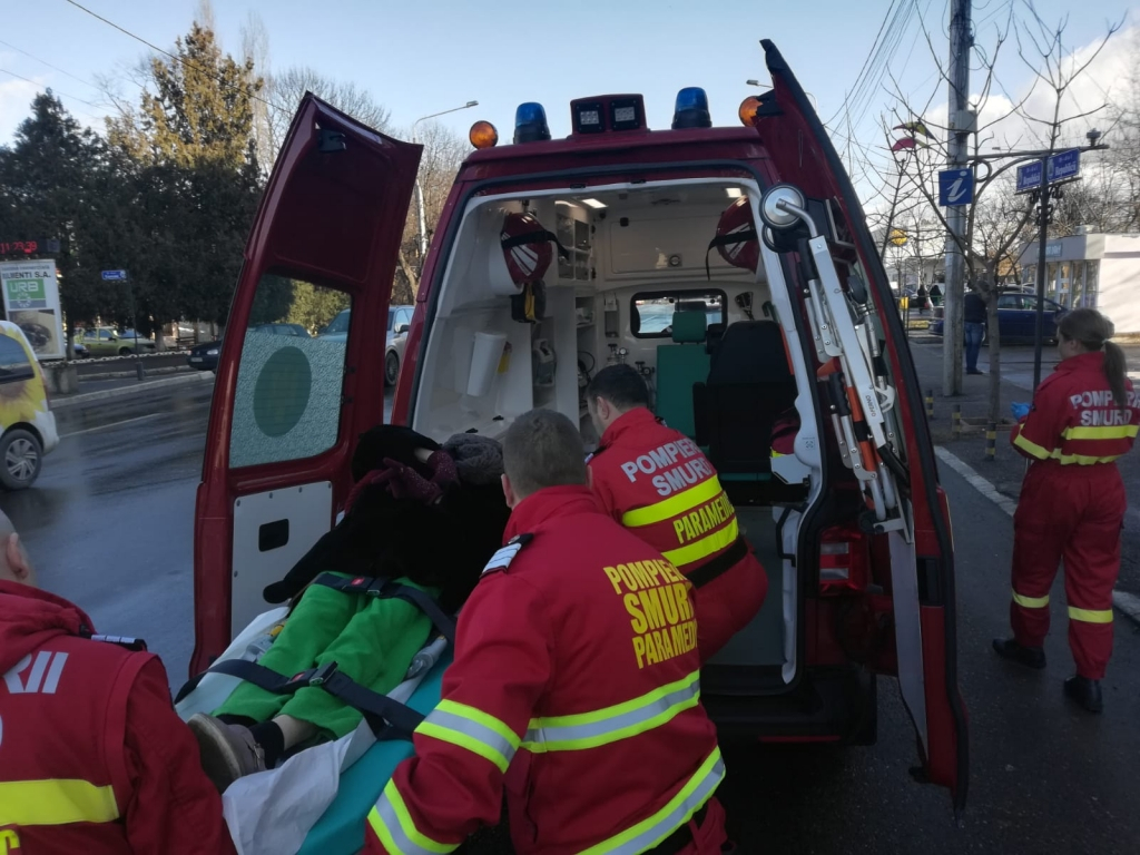 Bătrână leșinată pe stradă. Șeful pompierilor din Bârlad i-a oferit primul ajutor