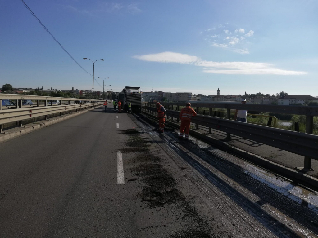 Reparațiile la podul de peste râul Moldova îi înnebunesc pe șoferi