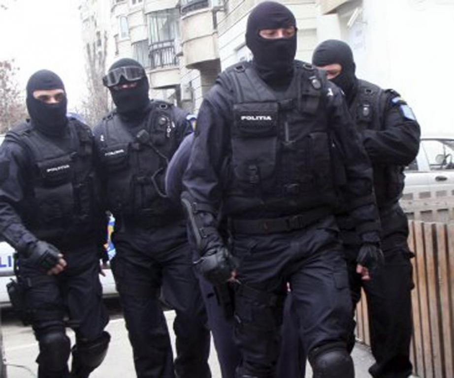 Infractor scos cu mascaţii din casa de rugăciune