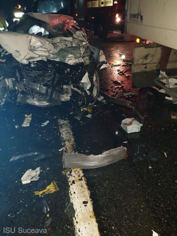Accident grav la Suceava. Un șofer a ajuns la spital după ce mașina lui s-a izbit de un camion