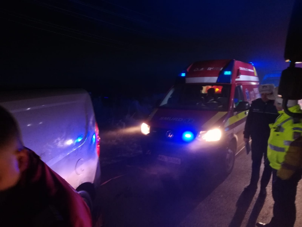 Accident grav la Bârlad. Un autoturism Fiat a intrat într-un TIR răsturnat