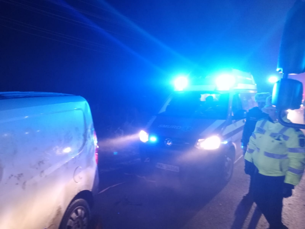 Accident grav la Bârlad. Un autoturism Fiat a intrat într-un TIR răsturnat