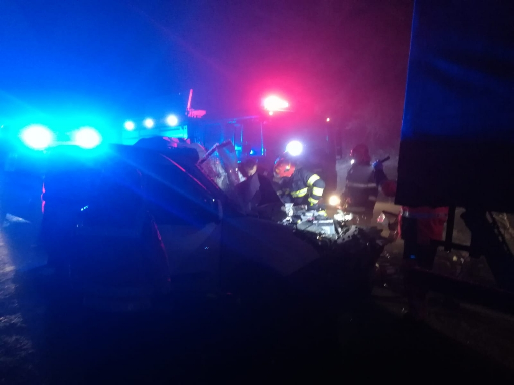 Accident grav la Bârlad. Un autoturism Fiat a intrat într-un TIR răsturnat