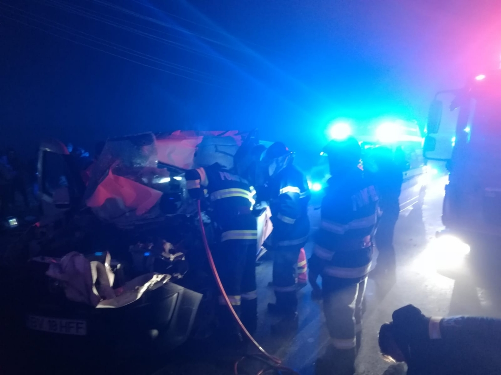 Accident grav la Bârlad. Un autoturism Fiat a intrat într-un TIR răsturnat