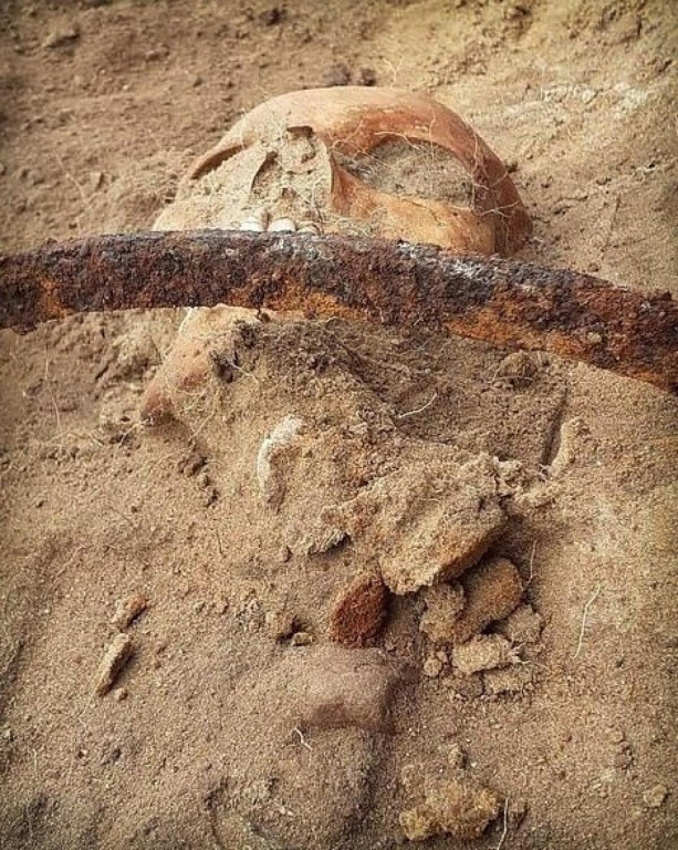 Mormântul unei femei-vampir din secolul XVII i-a uimit pe arheologi. De ce avea în mormânt o coasă