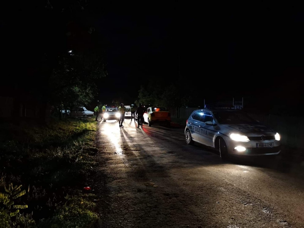 Un şofer beat a intrat în plin în maşina poliţiei