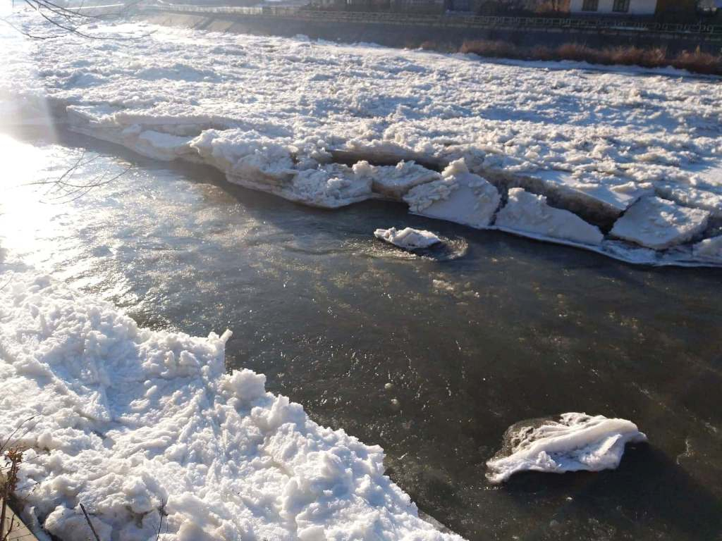 Autoritățile din Neamț stau cu ochii pe ghețurile de pe Bistrița
