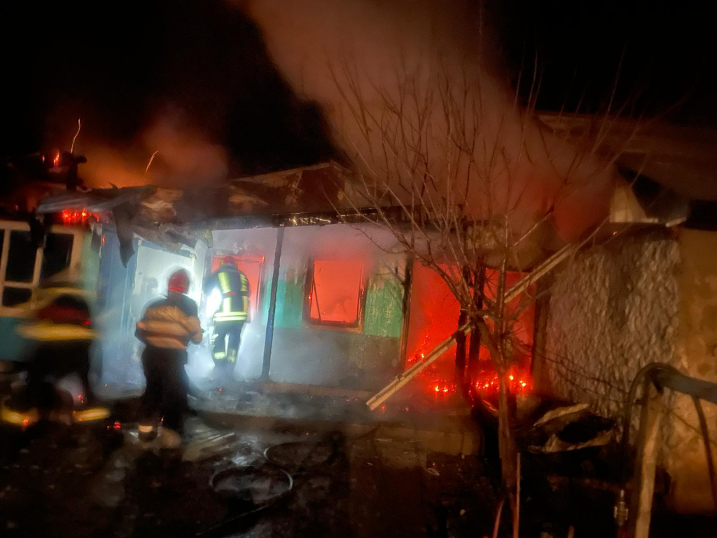 Familie cu opt membri, rămasă pe drumuri chiar de Crăciun, după ce casele le-au fost cuprinse de flăcări