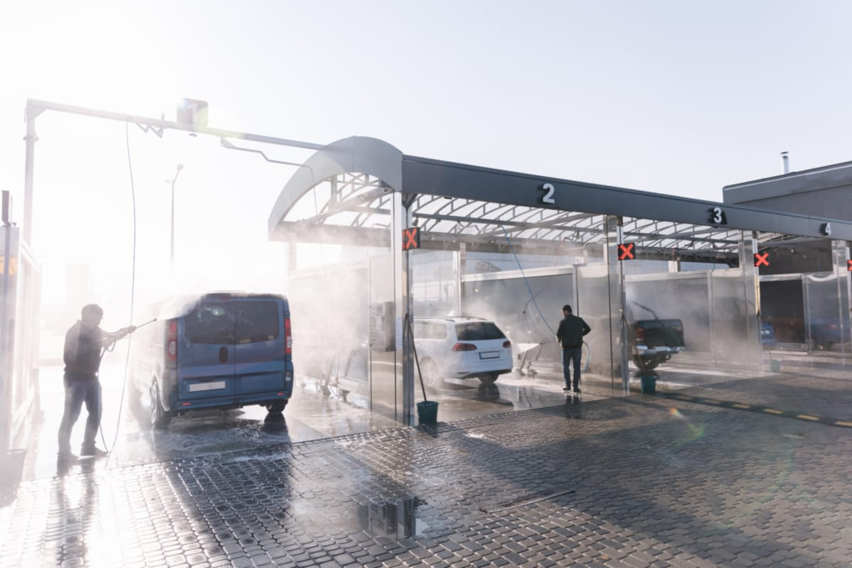Cât costă o boxă de spălătorie auto self-service? Ghid complet pentru antreprenori